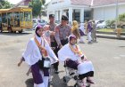 Layani-Sepenuh-Hati,-Polisi-Bantu-Pemberangkatan-Calon-Jamaah-Haji-di-Tuban