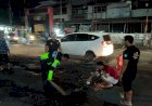Peduli-Keselamatan-Pengendara,-Polsek-Krian-dan-Relawan-Bersatu-Tambal-Jalan-Rusak