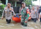 Polri-Turun-Evakuasi-Bantu-Warga-Korban-Banjir-di-Bekasi-dan-Depok