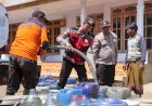 Polsi-Peduli-:-Polres-Probolinggo-Gandeng-BPBD-Distribusikan-Air-Bersih-untuk-Warga-Tiris