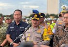 Wakapolri-Bagikan-Sembako-ke-Ribuan-Buruh,-Wujud-Kepedulian-Polri-di-Sektor-Industri-Dalam-Negeri