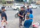 Aksi-Humanis-Polisi,-Bripka-Julianto-Sigap-Tolong-Lansia-Terjatuh