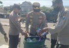 Salut,-Personel-Polres-Blitar-Bersihkan-Sampah-Usai-Layanan-Pengamanan-Aksi-Unjuk-Rasa