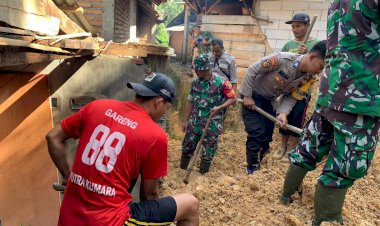 Sinergitas-Polisi-Bersama-TNI-Bersihkan-Tanah-Longsor-yang-Timpa-Rumah-Warga-di-Trenggalek