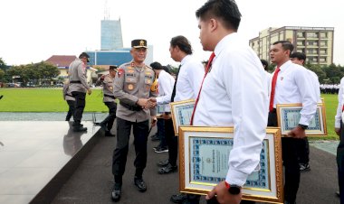 Hari-Kesadaran-Nasional,-Kapolda-Jatim-Kembali-Beri-Penghargaan-Anggota-Berprestasi