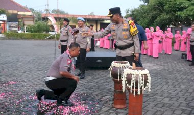 53-Anggota-Polresta-Sidoarjo-Dapat-Kado-Kenaikan-Pangkat-di-Hari-Bhayangkara-Ke-78