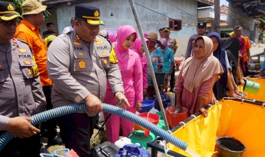 Polres-Pamekasan-Kembali-Droping-Air-Bersih-Untuk-Warga-di-Dua-Kecamatan