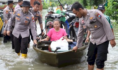 Aksi-Heroik-Polres-Mojokerto-Demi-Keselamatan-Masyarakat,Terjang-Banjir-Salurkan-Bantuan-dan-Evakuasi-Warga