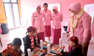 Ketua-YKB-Jatim-Berbagi-Makan-Bergizi-di-TK-Kemala-Bhayangkari-81-Sumenep