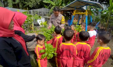 Polsek-Waru-Dampingi-Warga-Desa-Kureksari-dalam-Pengelolaan-Sayur-Hidroponik