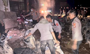 Personel-Polri-Bersihkan-Lumpur-dan-Sampah-Pascabanjir-di-Jalan-Lintas-Aceh-Tamiang