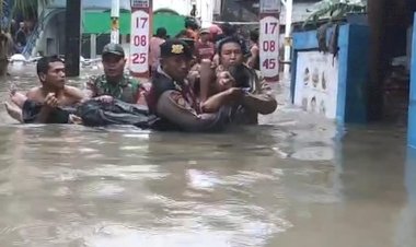 Polri-Bergerak-Tangani-Banjir-Cakung-Kerahkan-132-Personel-Perahu-Taktis-Kendaraan-4x4-dan-Dapur-Lapangan-Brimob