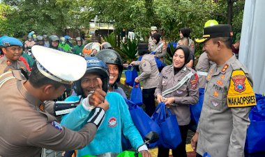 Polresta-Sidoarjo-Bagikan-Takjil,-Helm-dan-Stiker-Saat-Awali-Operasi-Ketupat-Semeru-2026