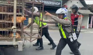 *Respon-Cepat-Tim-Urai-Polres-Blitar-Bantu-Kendaraan-Mogok,-Arus-Lalu-Lintas-Tetap-Lancar*