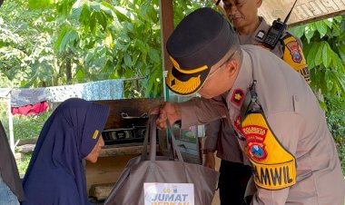 Kapolsek-Taman-Bagikan-Sembako-kepada-Warga,-Ajak-Anggota-Peduli-Sosial