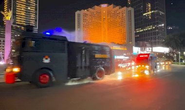 Brimob-Polda-Metro-Jaya-Semprot-Jalan-dan-Bagikan-Masker-Antisipasi-Abu-Vulkanik-Anak-Krakatau