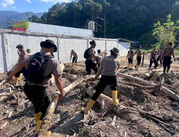 Pulihkan Pasca-Banjir Bandang Tim SAR Resimen II Pasukan Pelopor Bersihkan Sungai di Agam