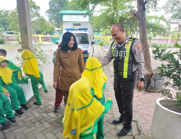 Senyum Sapa Personel Polsek Krian di Sekolah, Wujudkan Polisi Sahabat Anak