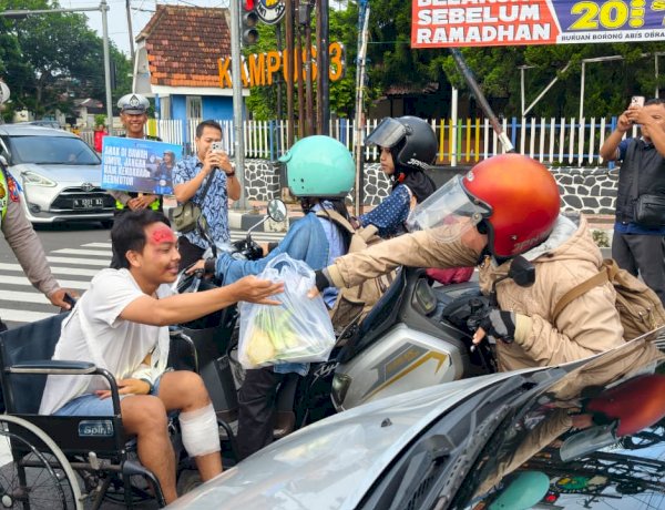 Polres Blitar Kota Edukasi Pengguna Jalan di Operasi Keselamatan Semeru Dengan Berbagi Sayur