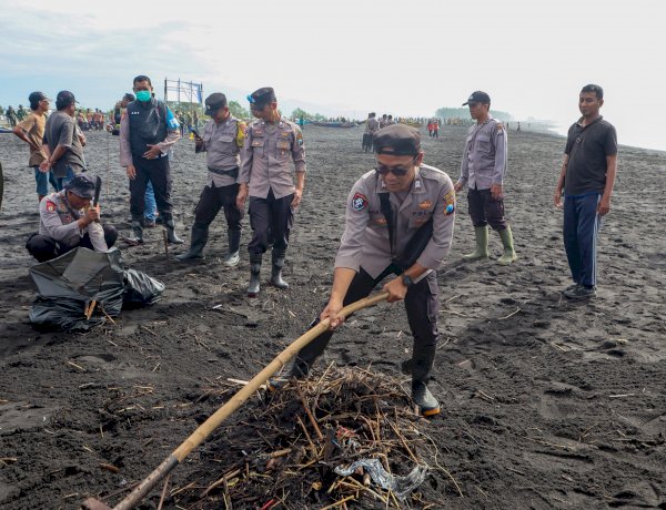 Polres Lumajang Gelar Aksi Bersih - bersih Wujudkan Pantai Watu Pecak Asri
