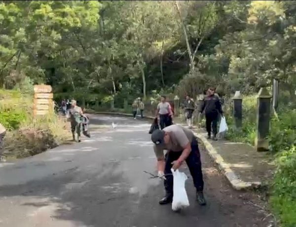 Gerakan Indonesia Asri Polres Probolinggo Bersih bersih Lokasi Wisata Bromo