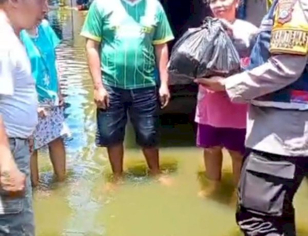 Polresta Sidoarjo Salurkan Bantuan Sembako Untuk Warga Terdampak Banjir di Dusun Dodokan