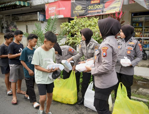 Semangat Ramadhan, Polwan Polres Bondowoso Tebar 500 Takjil di Pasar Induk