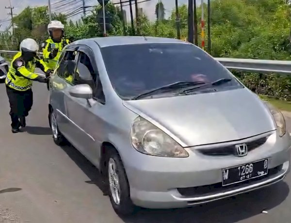 Respons Cepat Polantas Gresik Bantu Kendaraan Pemudik Mogok di Sembayat
