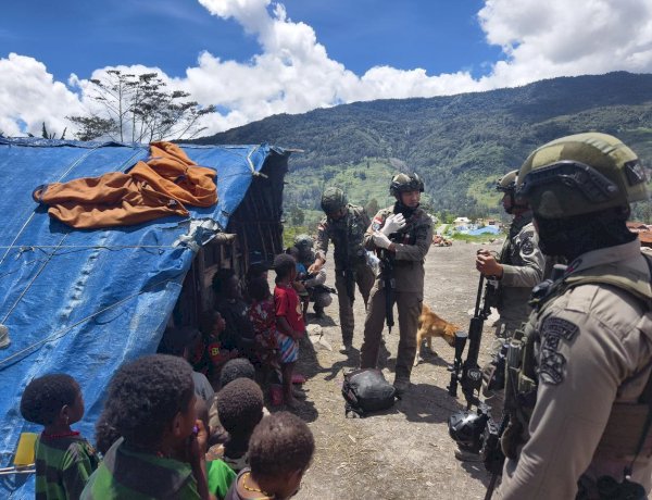 Satgas Damai Cartenz Laksanakan Patroli dan Layanan Kesehatan di Pengungsian Gigobak Sinak, Wujud Nyata Kepedulian kepada Warga