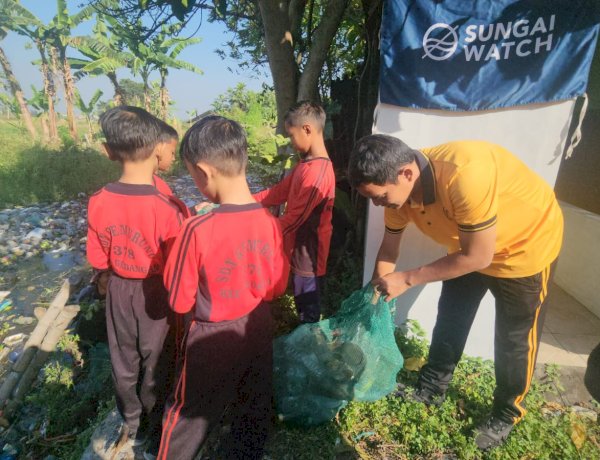 Kompak Peduli Lingkungan, Bersihkan Afvoer di Gedangan