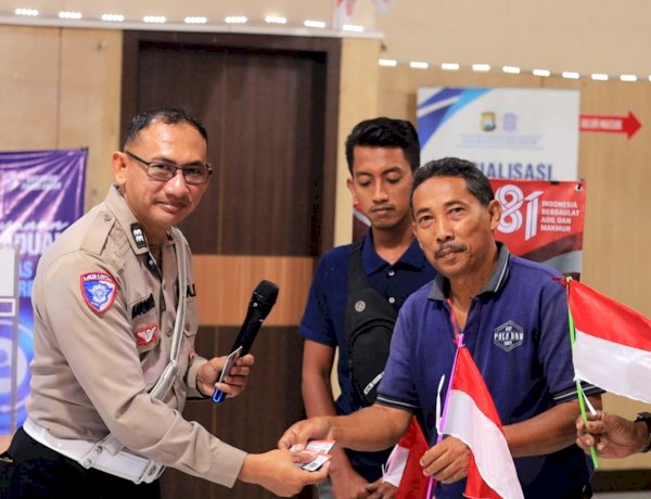 Satlantas Polres Gresik Hadiahkan 