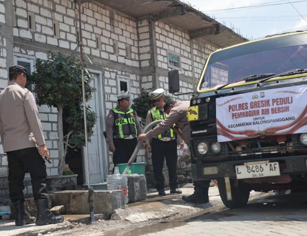 Polres Gresik Peduli, Salurkan Bantuan Air Bersih untuk Warga 3 Desa di Balongpanggang