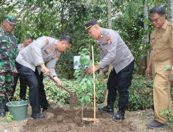 Aksi Ecology Policing Polres Trenggalek Selamatkan Sumber Mata Air Atasi Kekeringan