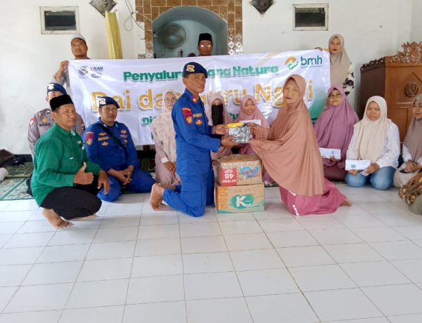 Satpolairud Polresta Sidoarjo Kawal Penyaluran Bansos BMH kepada Da’i dan Guru Ngaji di Desa Pucukan