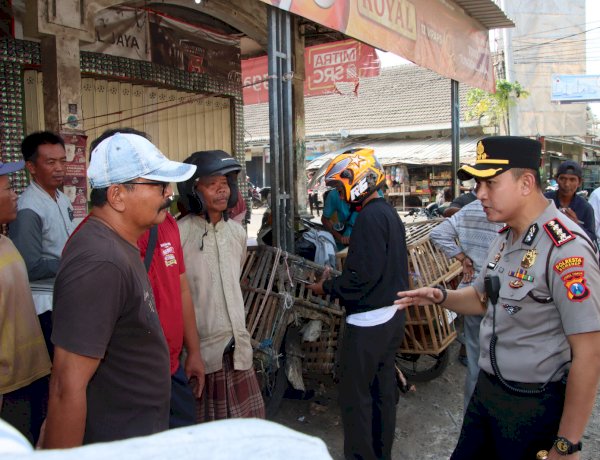 Polisi Bersama Masyarakat : Kapolresta Sumenep Blusukan di Pasar Anom Serap Aspirasi dan Perkuat Kamtibmas