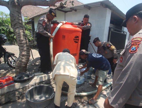 Atasi Kekeringan, Polres Blitar Kota Salurkan 3.000 Liter Air Bersih ke Kelurahan Sentul