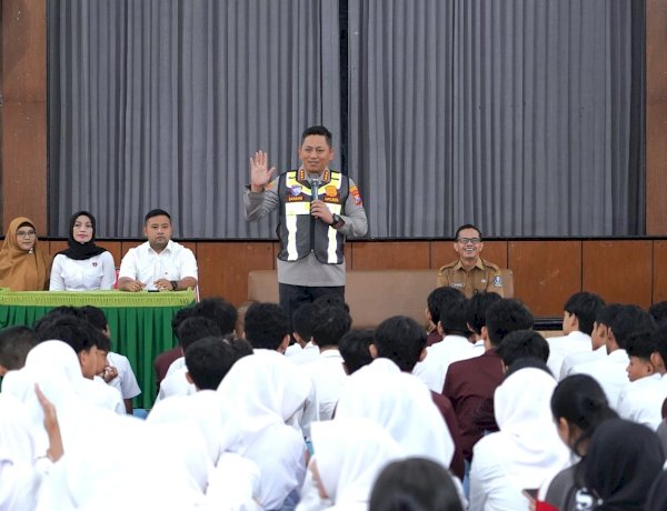Polisi Jogo Sekolah : Polresta Malang Kota Edukasi Pelajar Bentengi Generasi Muda dari Narkoba dan Bullying