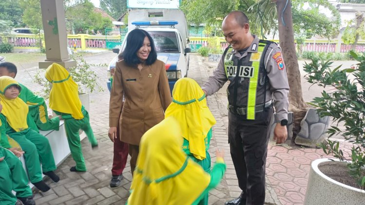 Senyum-Sapa-Personel-Polsek-Krian-di-Sekolah,-Wujudkan-Polisi-Sahabat-Anak