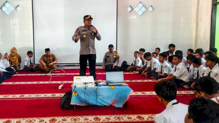 Cegah-Bullying-dan-Love-Scamming,-Kapolsek-Balongbendo-Edukasi-Bijak-Bermedia-Sosial-ke-Pelajar-SMP