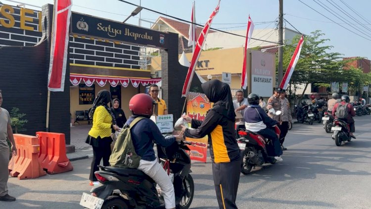 Polsek-Waru-Gelar-Jumat-Berkah,-Bagikan-150-Paket-Makanan-dan-Minum-Ke-Pengguna-Jalan