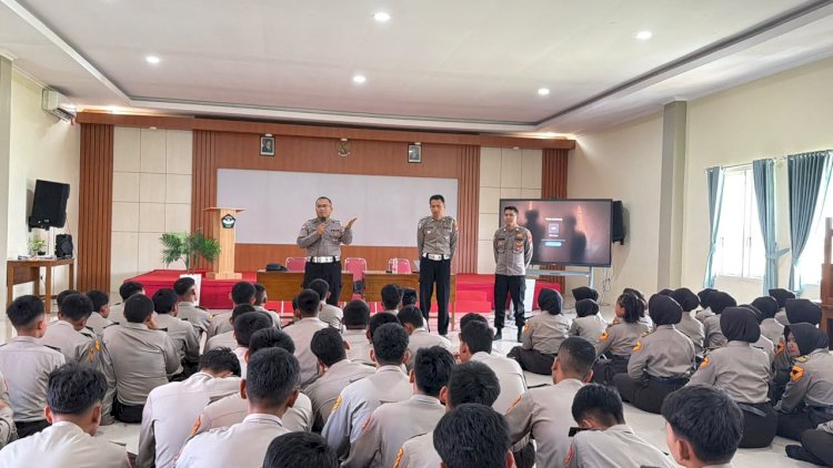 Polresta-Sidoarjo-Berikan-Penyuluhan-Pemahaman-Dasar-AI-di-SMA-Bhayangkari-Porong