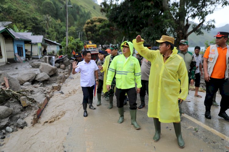 Kapolda Sumut Salurkan Bantuan dan Pastikan Pencarian Korban Longsor di Humbahas