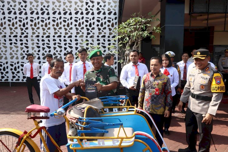 Sinergitas dan Soliditas, Polres Trenggalek Bersama Kodim 0806 Berbagi Ratusan Jas Hujan Gratis untuk Warga