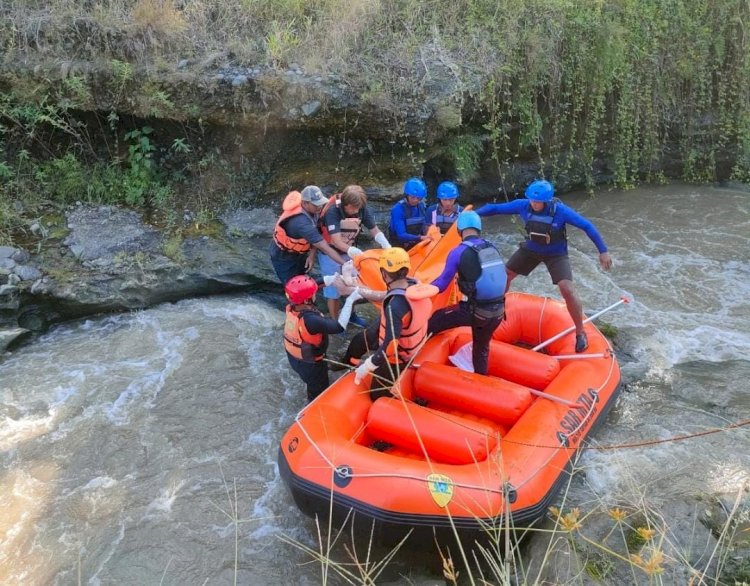 Polisi Bersama Tim SAR Gabungan Kota Batu Berhasil Temukan Korban Hanyut di Sungai Konto