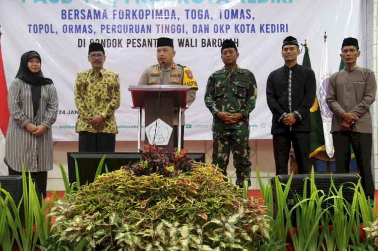 Kompak, Kapolres Kediri Kota Bersama Toga Tomas Tandatangai Deklarasi Pemilu Damai