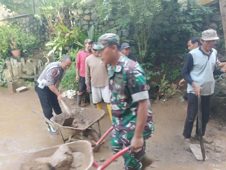 Sinergitas, Polisi Bersama TNI dan Warga Gotong Royong Bersihkan Material Longsor di Trenggalek