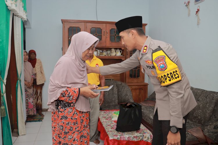 Kapolres Jember Serahkan Santunan untuk Keluarga Anggota KPPS yang Meninggal