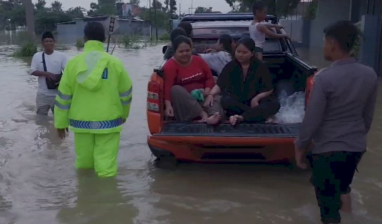 Gerak Cepat, Polisi bersama TNI dan BPBD Evakuasi Ribuan Warga Terdampak Banjir di Bangkalan