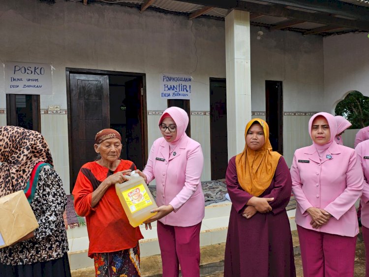 Polres Bangkalan dan Bhayangkari Salurkan Bansos untuk Warga Terdampak Banjir di Arosbaya