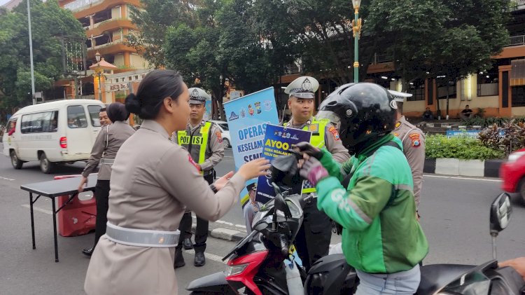 Ops Keselamatan Semeru 2024 di Bulan Ramadhan Polresta Malang Kota Berbagi Takjil Ajak Pengendara Tertib Lalin